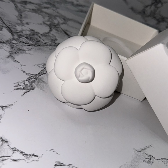 NWT: Chanel ceramic camellia figurine for perfume 
Never used
Still in box - Picture 3 of 4